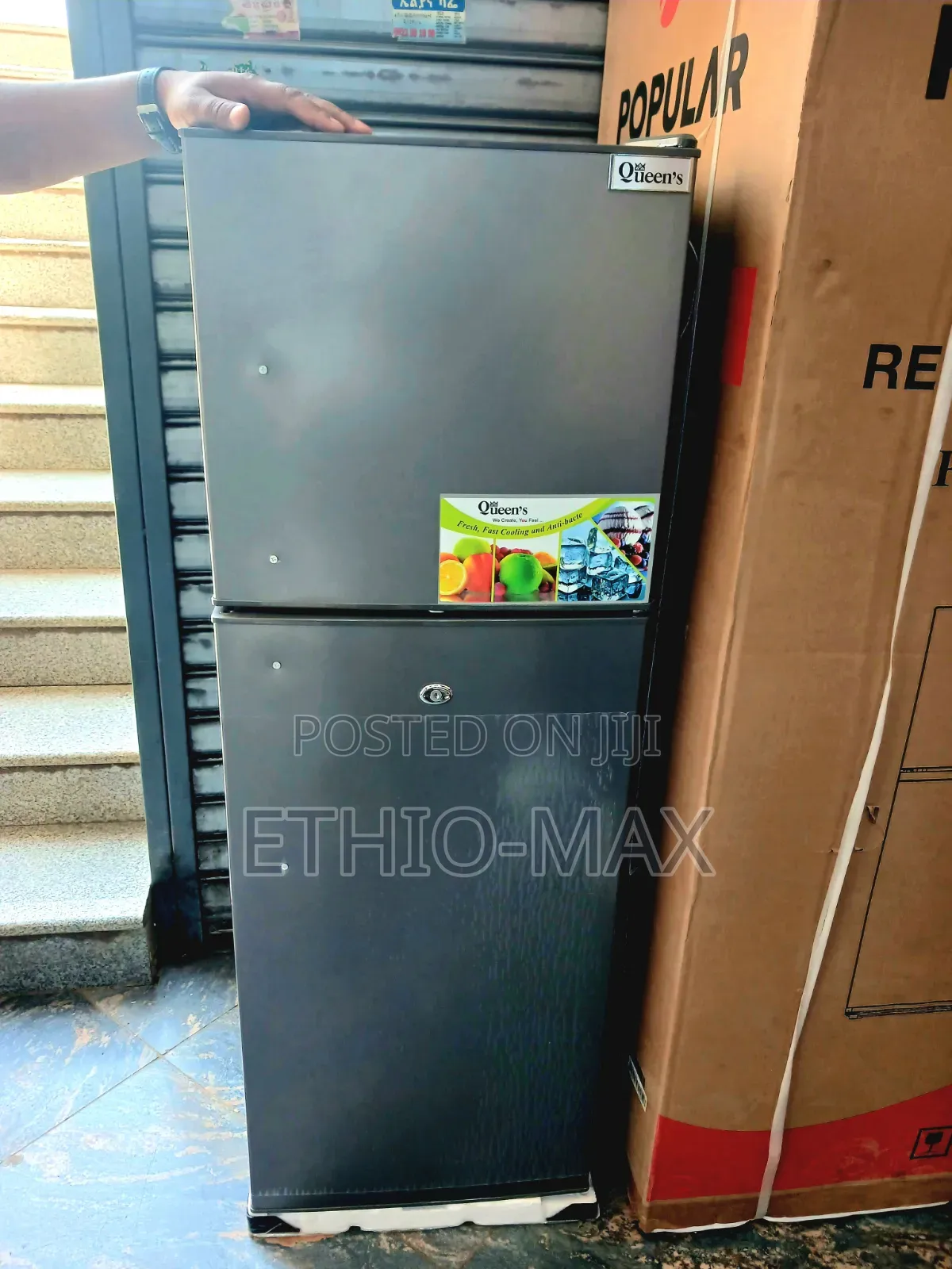 Queen's Refrigerator Model 280