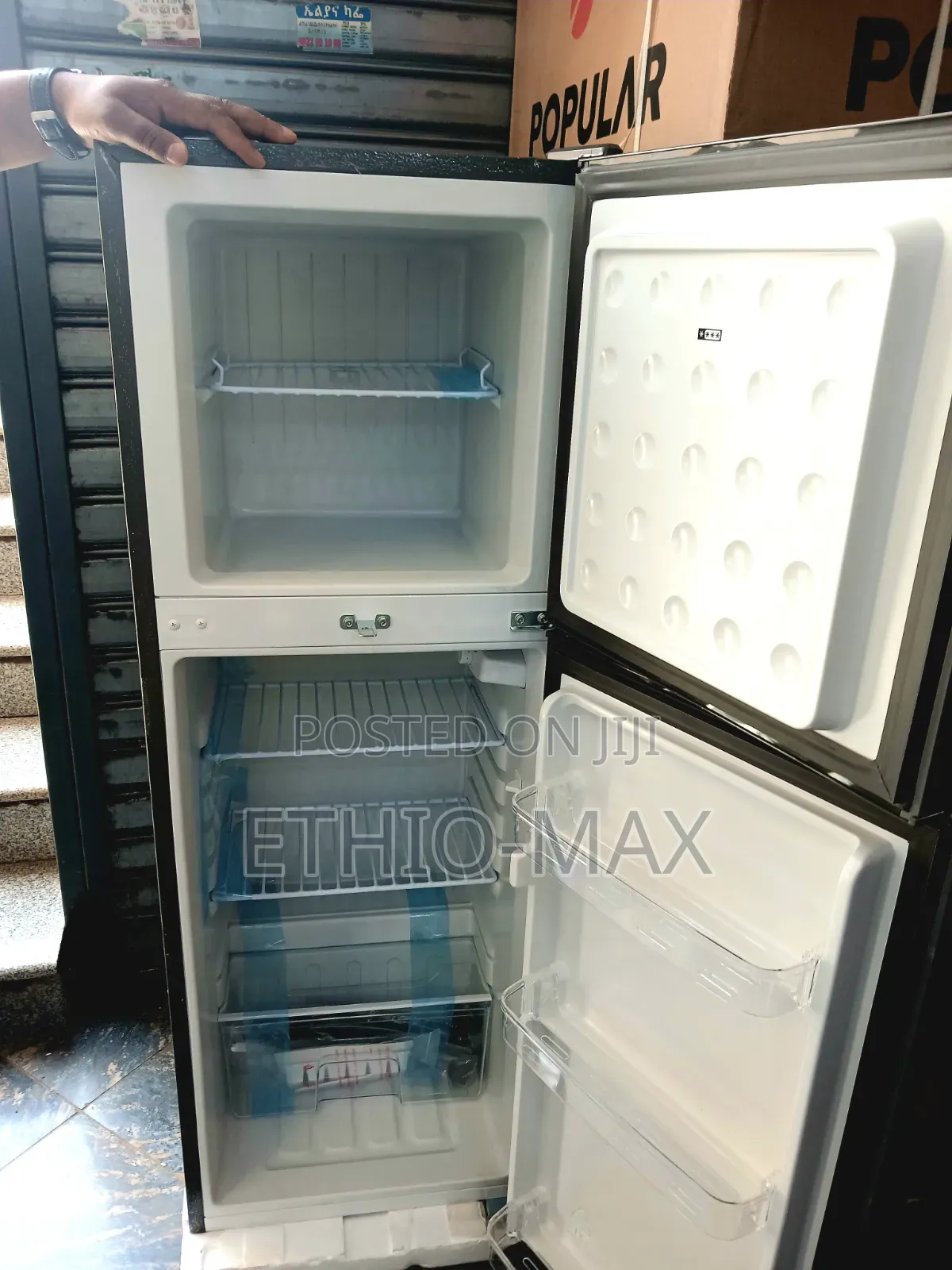 Queen's Refrigerator Model 280