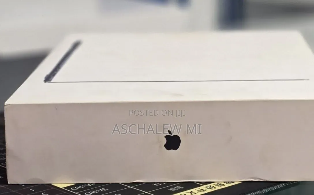 New Laptop Apple MacBook Air 2025 M4 16GB Apple M4 SSD 256GB