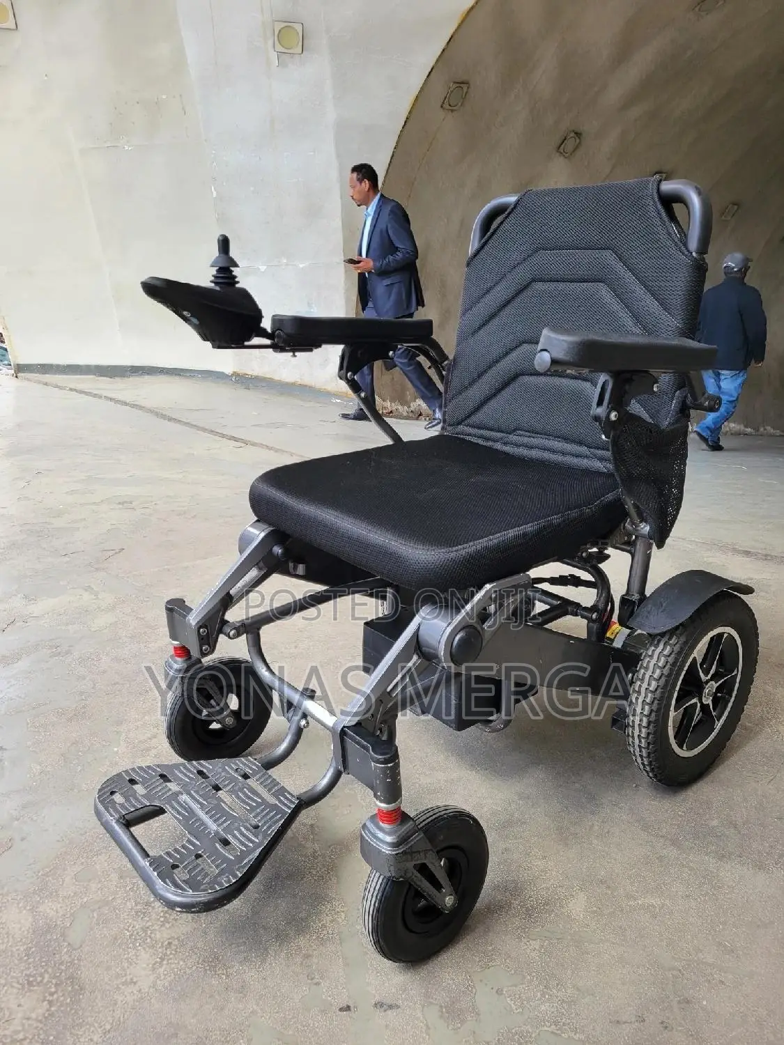 Electrical Power Wheelchair向嵥battery Upto 25km盼爹joystick Controller