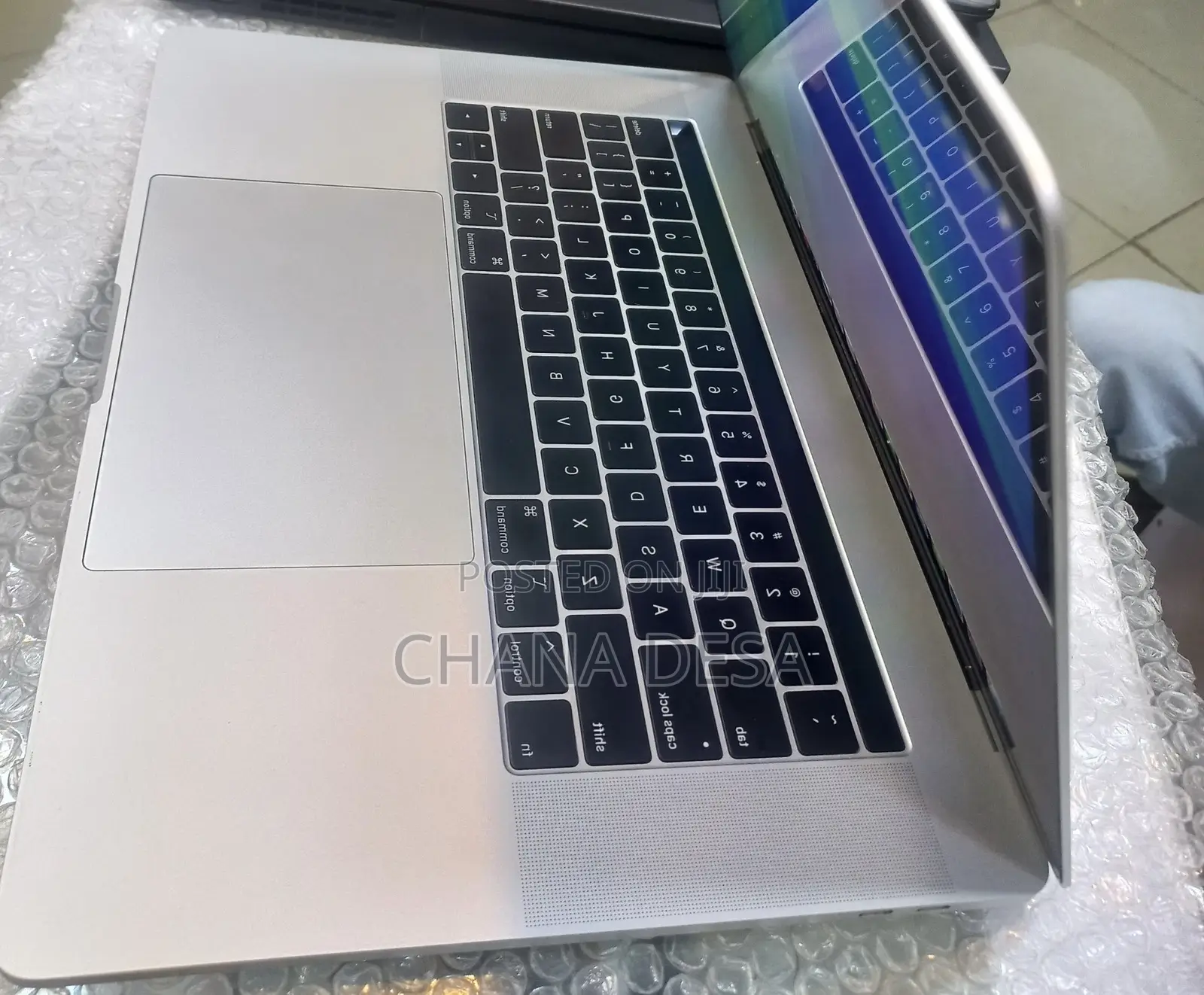 New Laptop Apple MacBook Pro 2018 16GB Intel Core i7 SSD 256GB