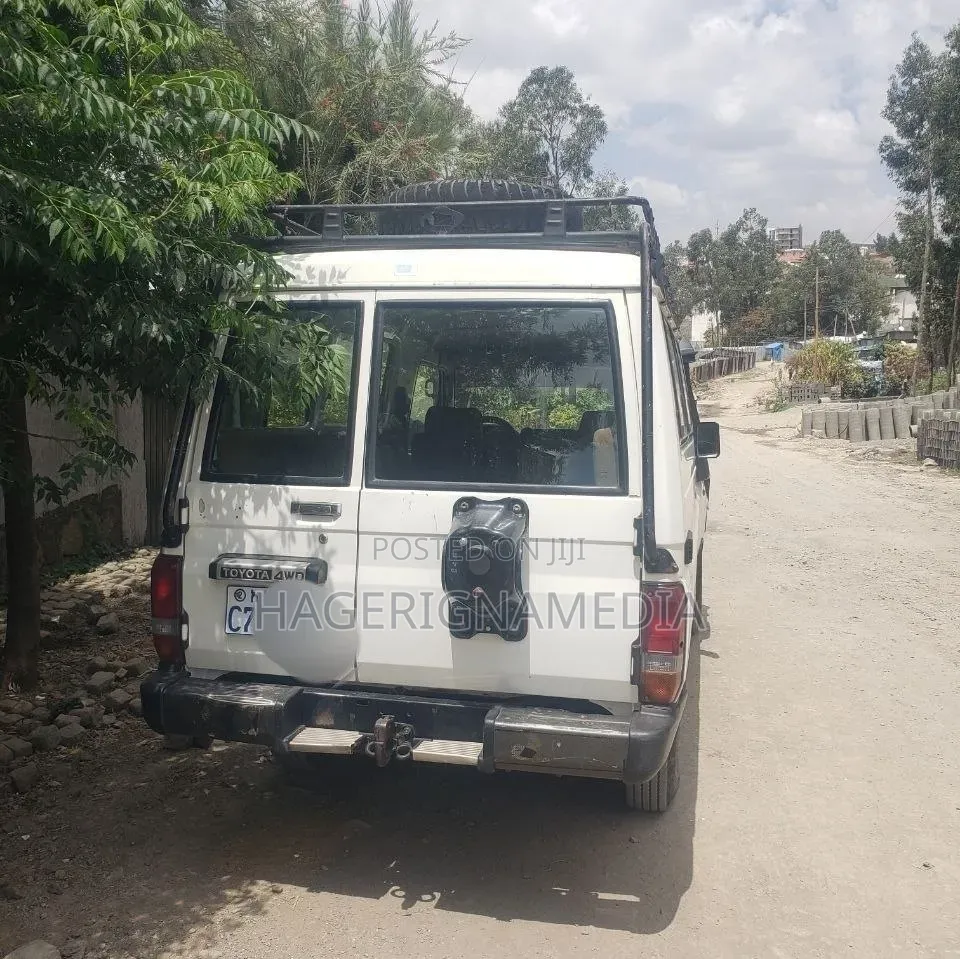 Toyota Land Cruiser 2011 White