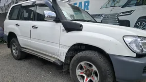 Toyota Land Cruiser 2001 White