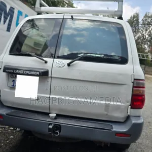Toyota Land Cruiser 2001 White