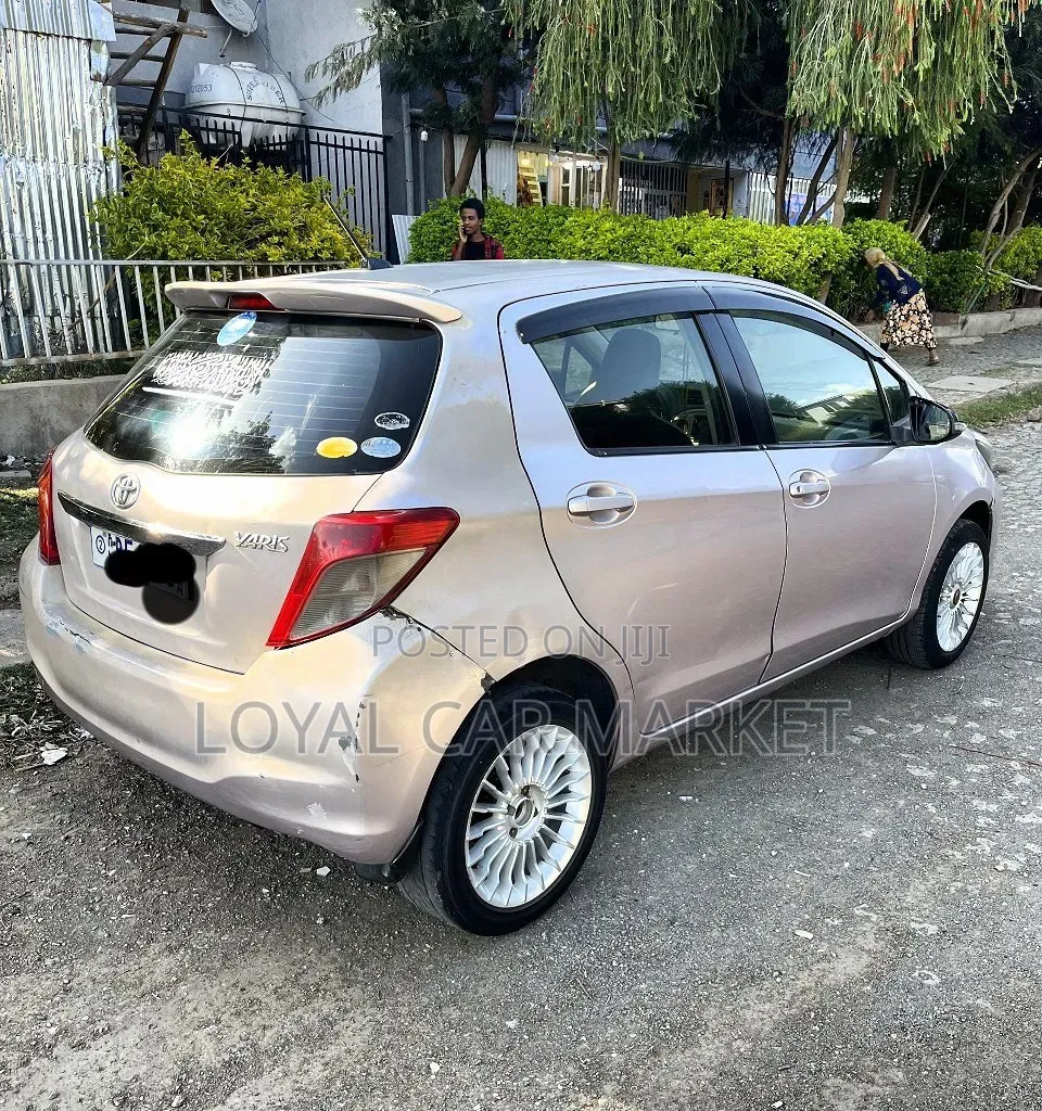 Toyota Yaris 2012 Gray