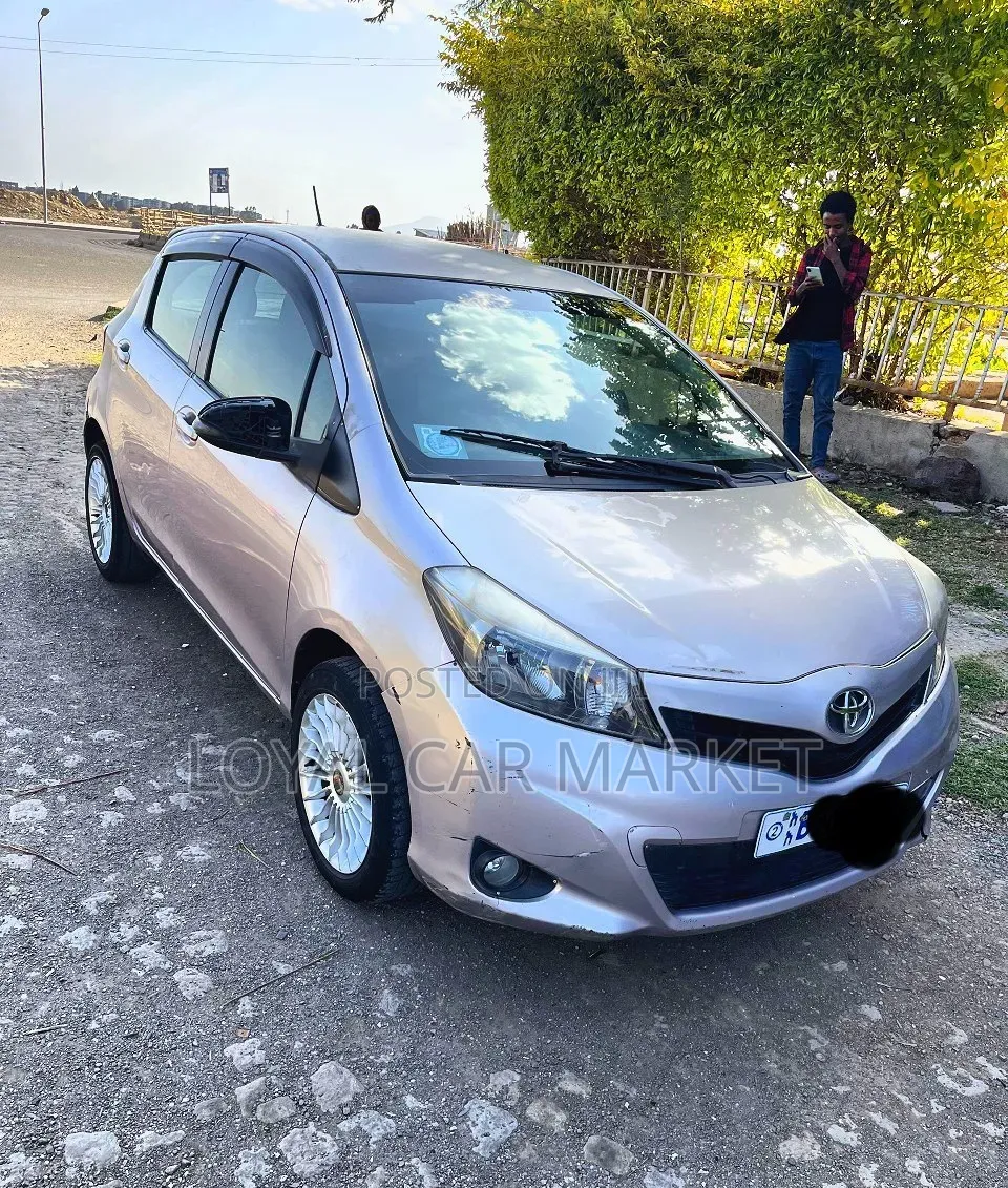 Toyota Yaris 2012 Gray
