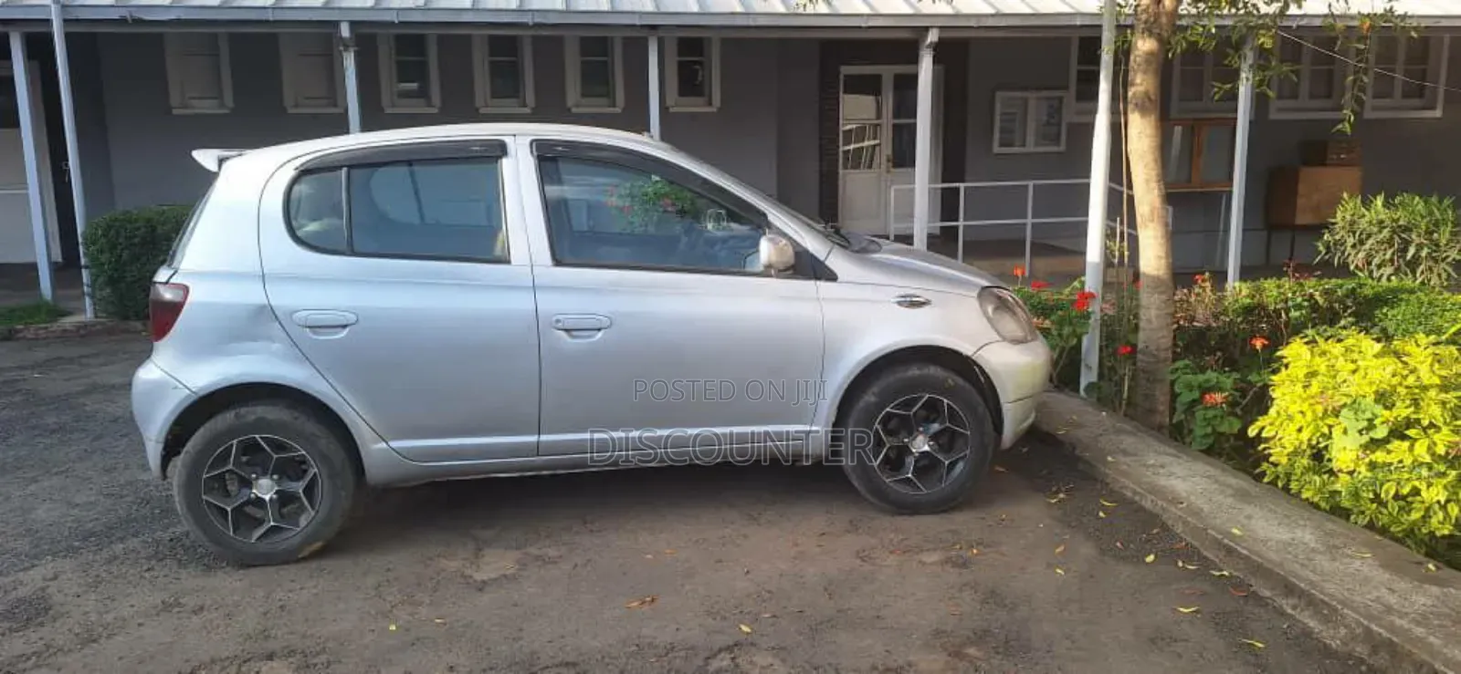 Toyota Vitz 2001 Silver