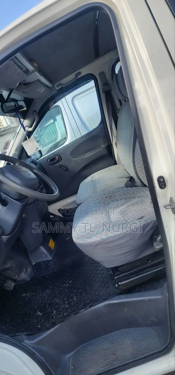 Toyota HiAce 2006 White