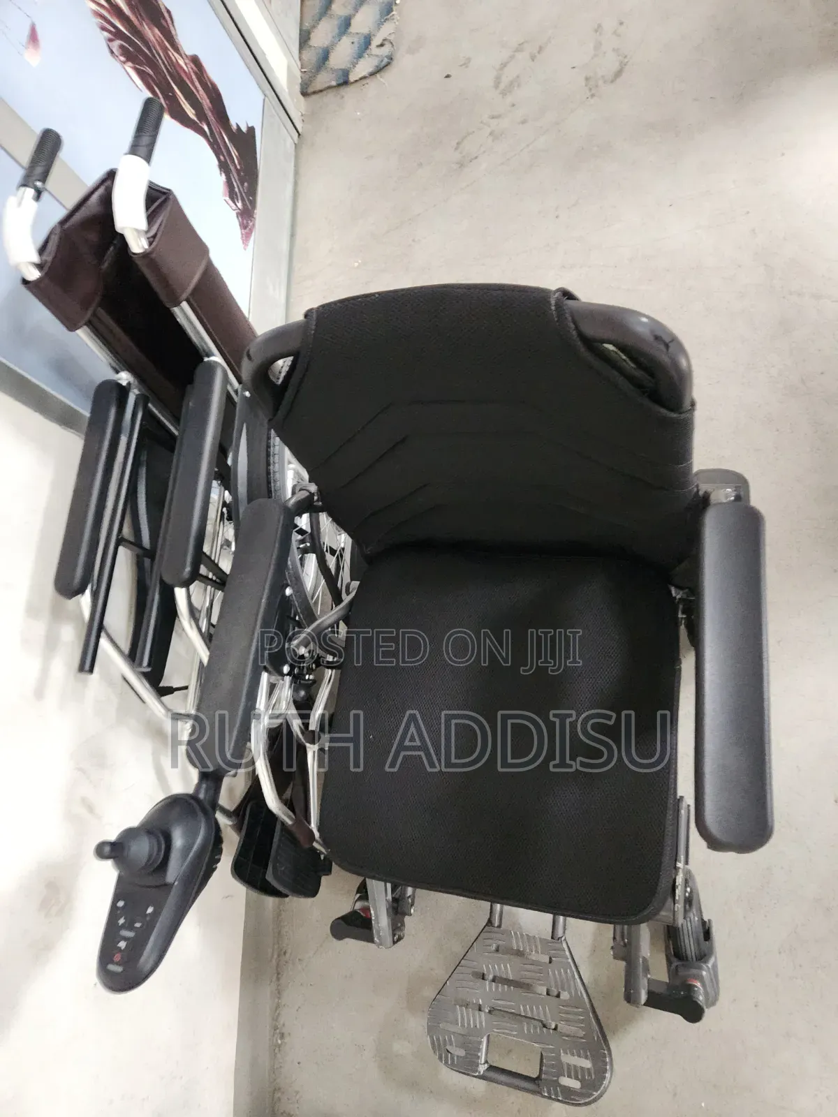 Electrical Foldable Electric Wheelchair, Often Featuring a Light