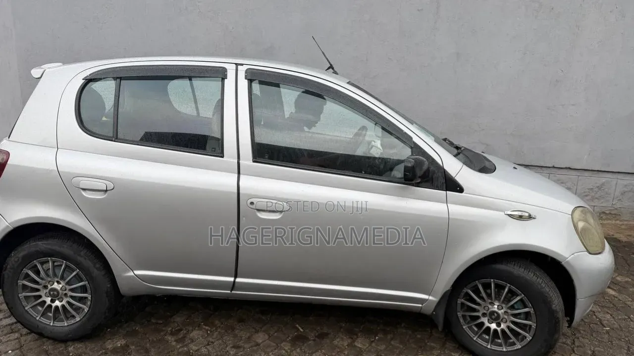 Toyota Vitz 2000 Silver