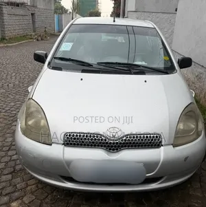 Toyota Vitz 2000 Silver