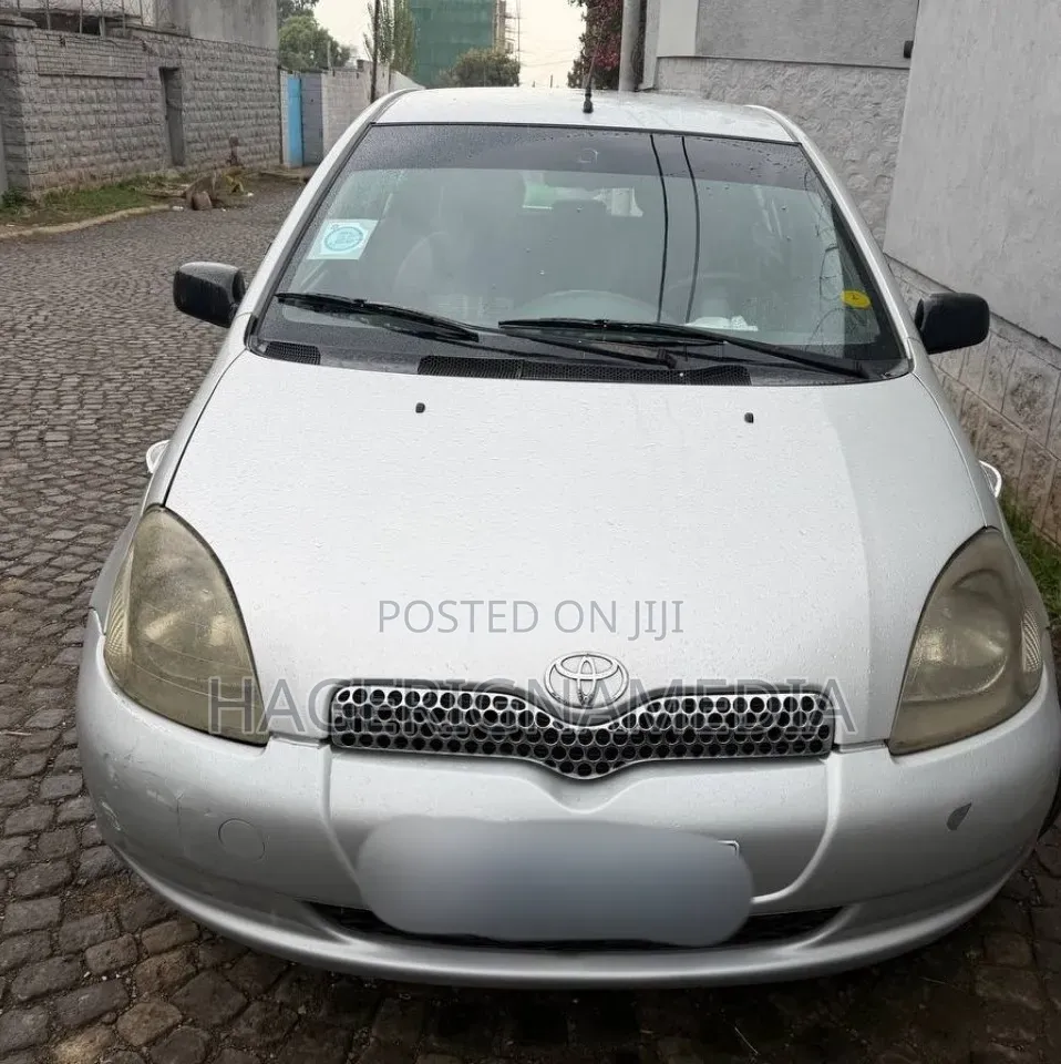 Toyota Vitz 2000 Silver