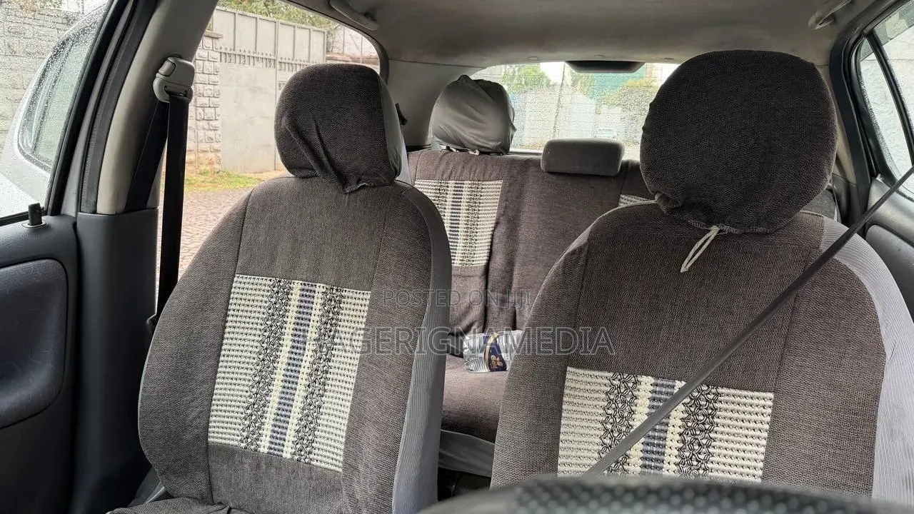 Toyota Vitz 2000 Silver