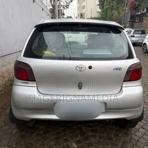 Toyota Vitz 2000 Silver