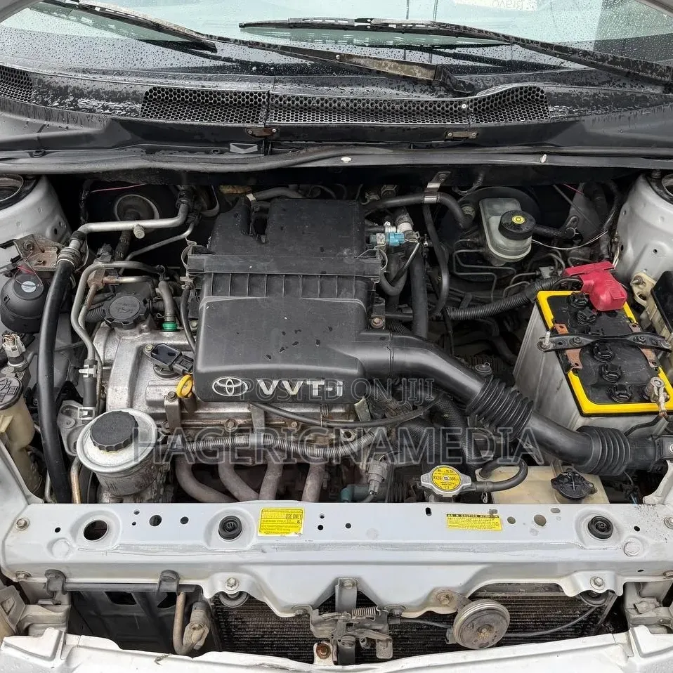 Toyota Vitz 2000 Silver