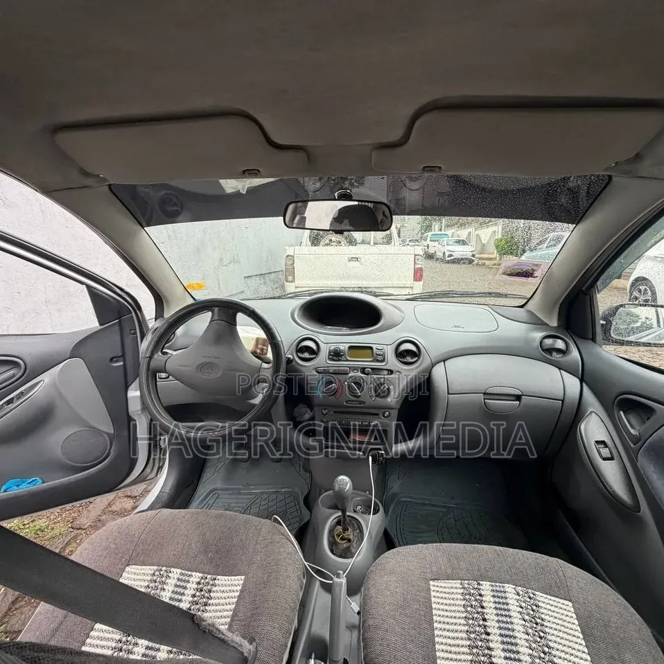 Toyota Vitz 2000 Silver