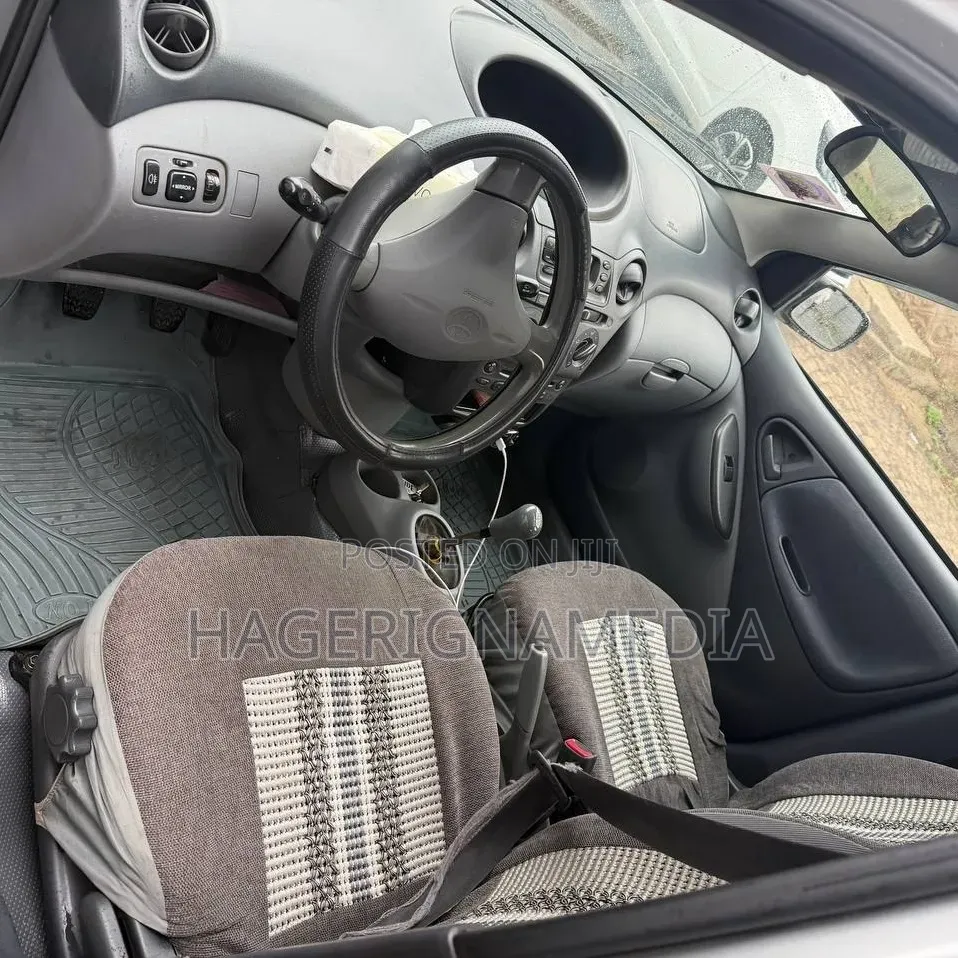 Toyota Vitz 2000 Silver