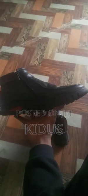 ጥቁር የቆዳ ጫማ (Black Leather Shoes)