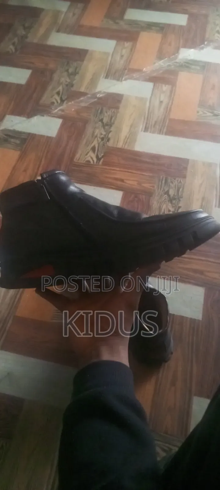 ጥቁር የቆዳ ጫማ (Black Leather Shoes)