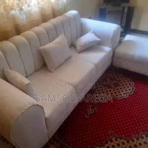 ምጥን ያለች የላጤ ሶፋና Tv Stand
