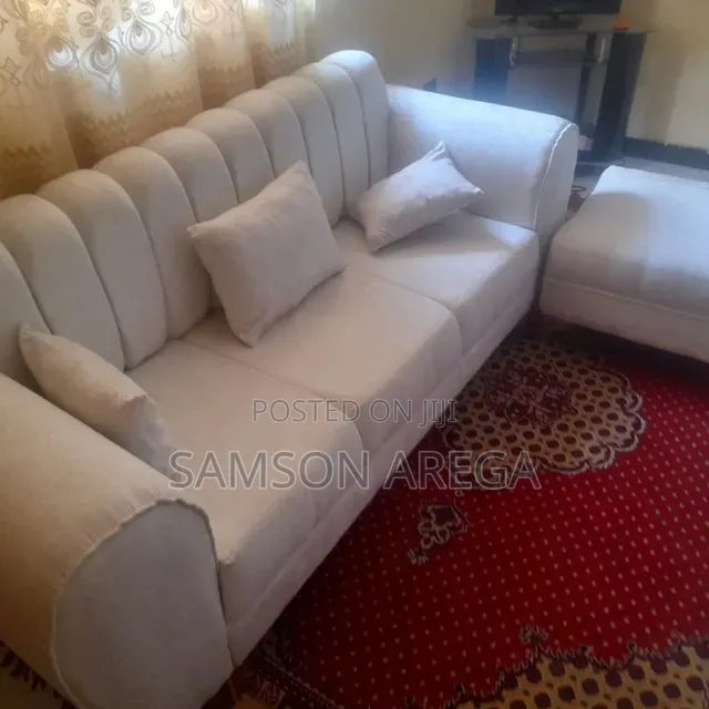 ምጥን ያለች የላጤ ሶፋና Tv Stand