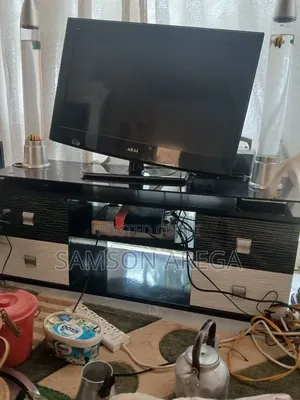 ምጥን ያለች የላጤ ሶፋና Tv Stand