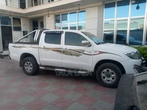 Toyota Hilux 2011 White