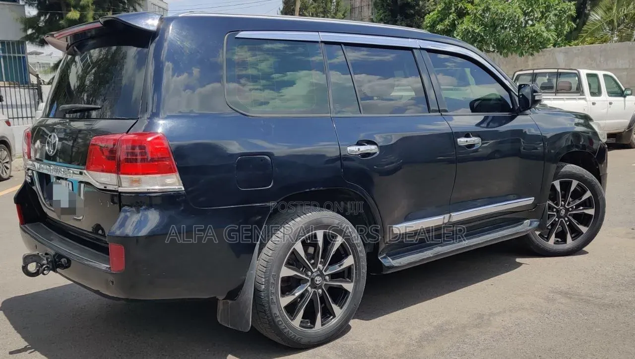 Toyota Land Cruiser 2011