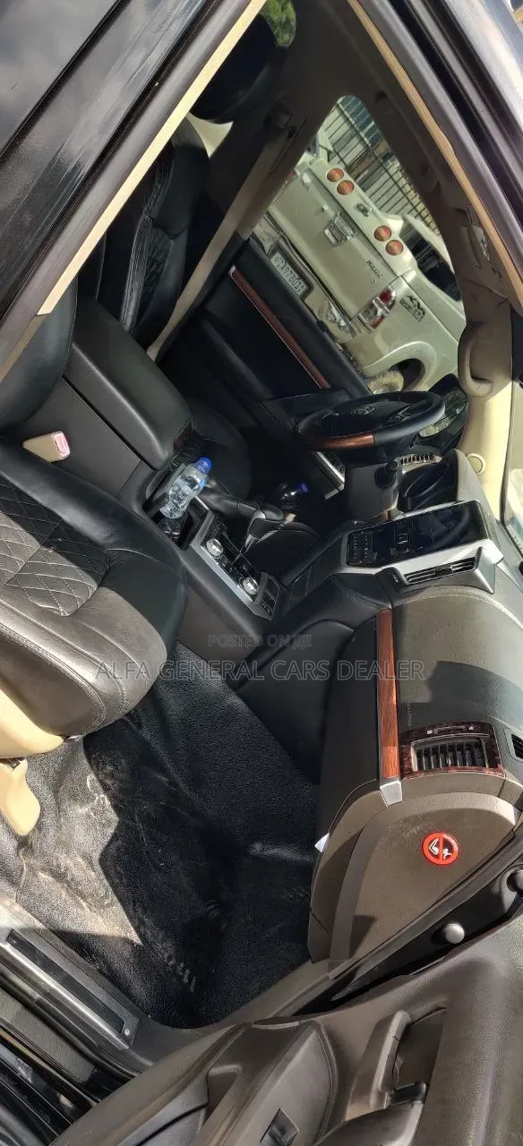 Toyota Land Cruiser 2011