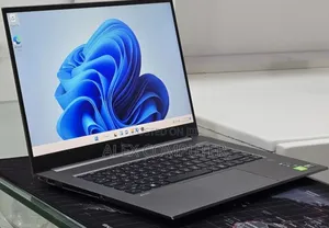 New Laptop HP ZBook Firefly G8 32GB Intel Core i7 SSD 512GB
