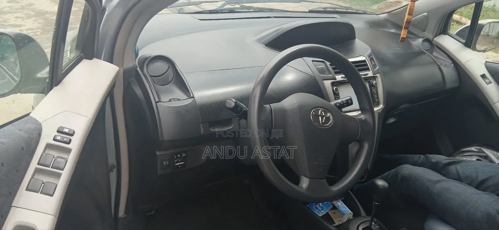 Toyota Yaris Base Hatchback 5dr 2010 Gray