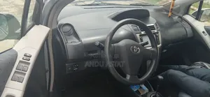 Toyota Yaris Base Hatchback 5dr 2010 Gray