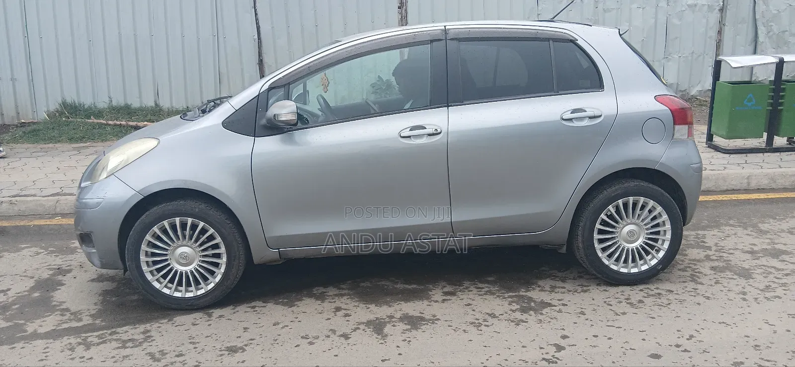 Toyota Yaris Base Hatchback 5dr 2010 Gray