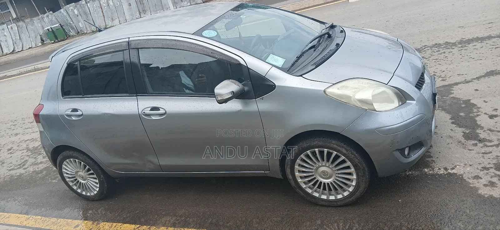 Toyota Yaris Base Hatchback 5dr 2010 Gray