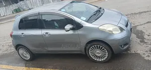Toyota Yaris Base Hatchback 5dr 2010 Gray