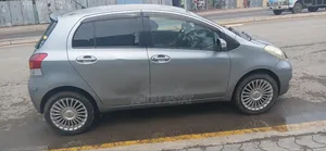 Toyota Yaris Base Hatchback 5dr 2010 Gray