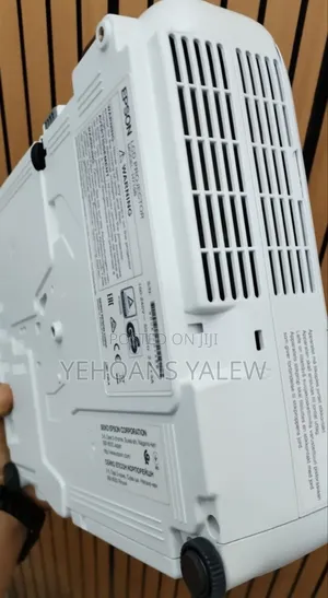 Epson Projector Model Name: Eb-S31 Has : Bag Remote Hardware