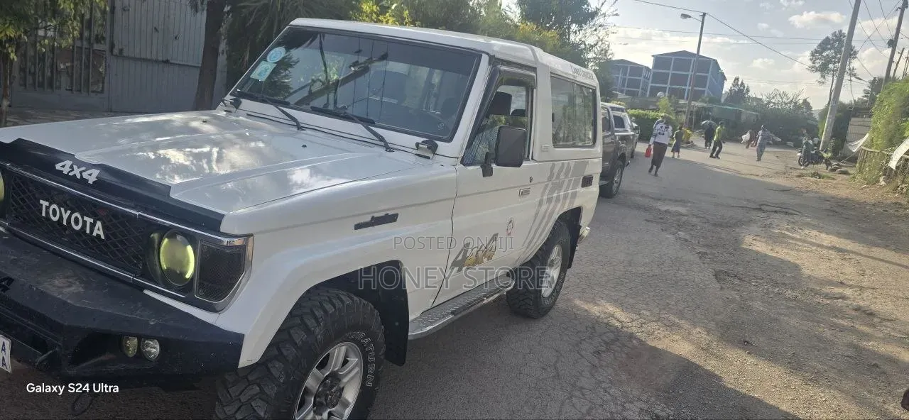 Toyota Land Cruiser 1996 White