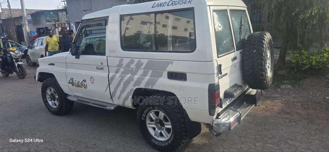 Toyota Land Cruiser 1996 White