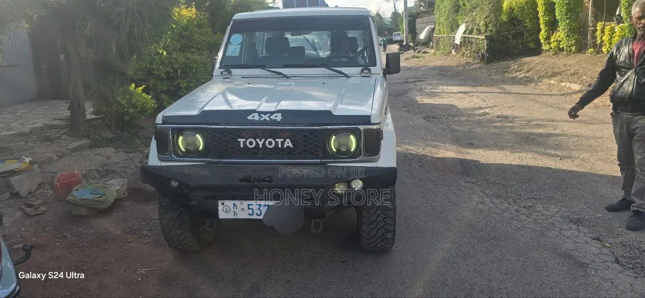 Toyota Land Cruiser 1996 White