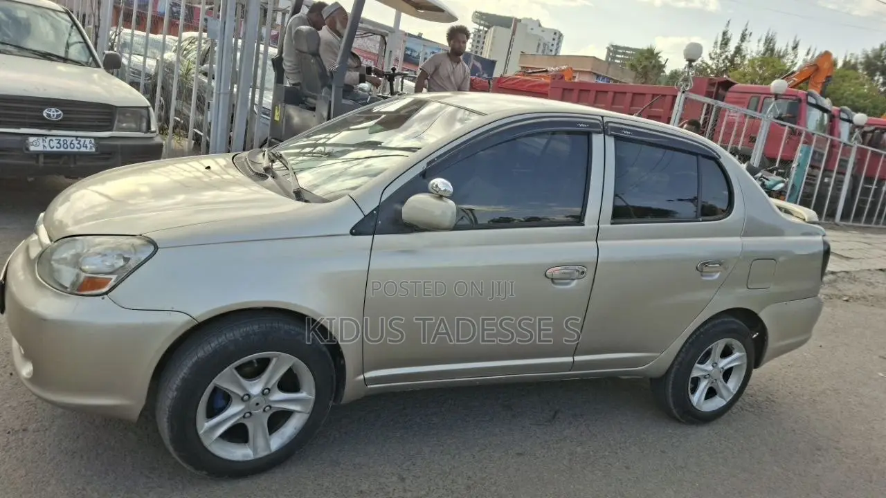 Toyota Platz 2004 Gold