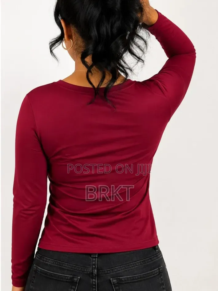 ያማረ እና ቄንጠኛ የሴቶች ረጅም እጅጌ ቶፕ (Stylish Women's Long-Sleeve Top)