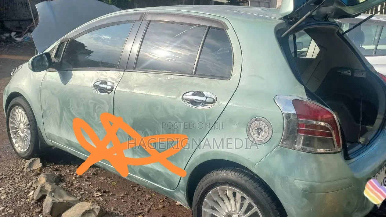 Toyota Yaris 2010 Silver