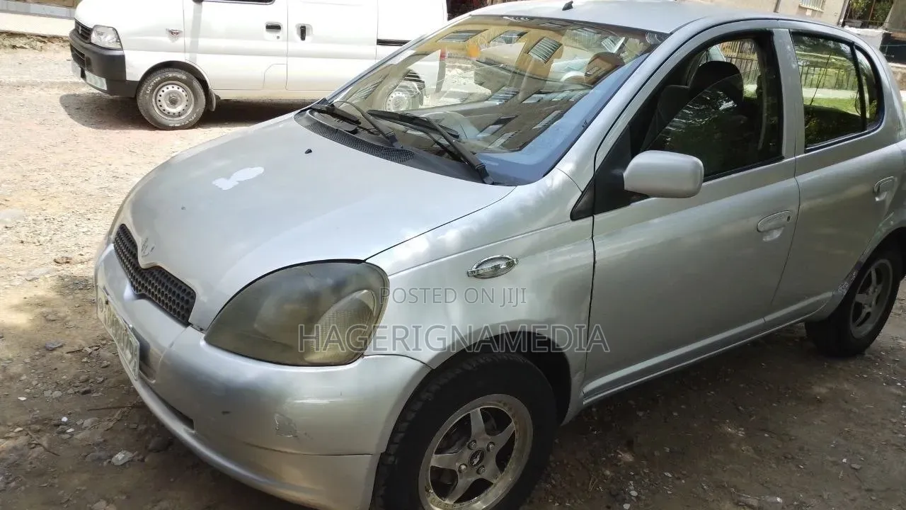 Toyota Vitz 2001 Silver