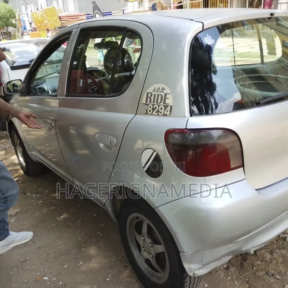 Toyota Vitz 2001 Silver