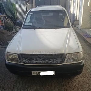 Toyota Hilux 2003 White
