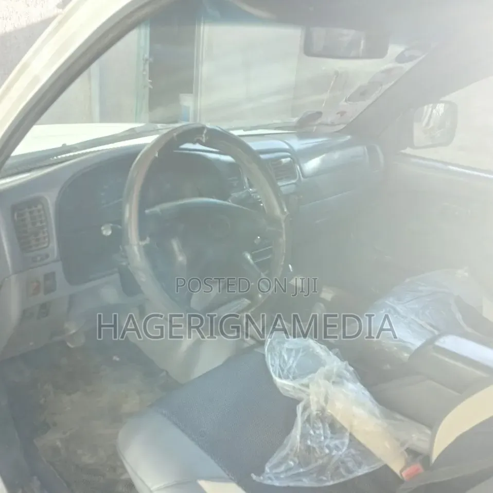 Toyota Hilux 2003 White