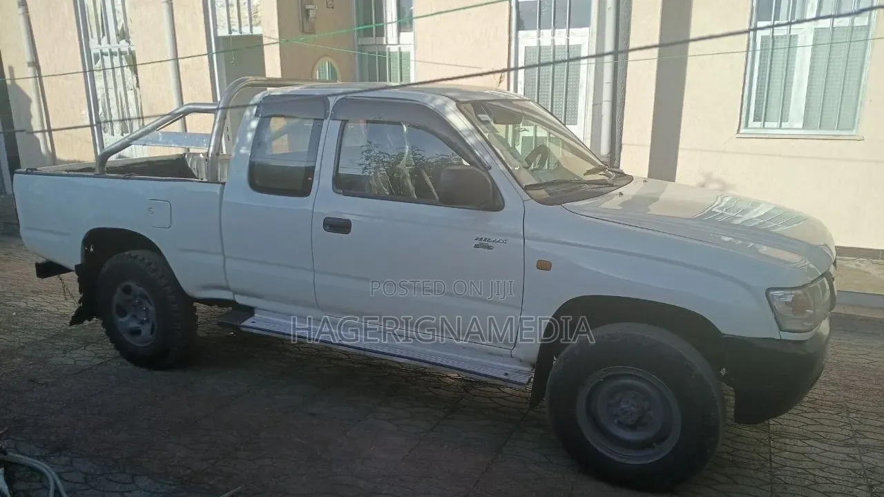 Toyota Hilux 2003 White