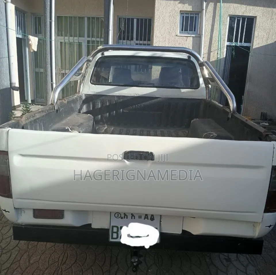 Toyota Hilux 2003 White