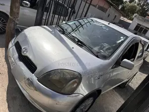 Toyota Vitz 2001 Silver